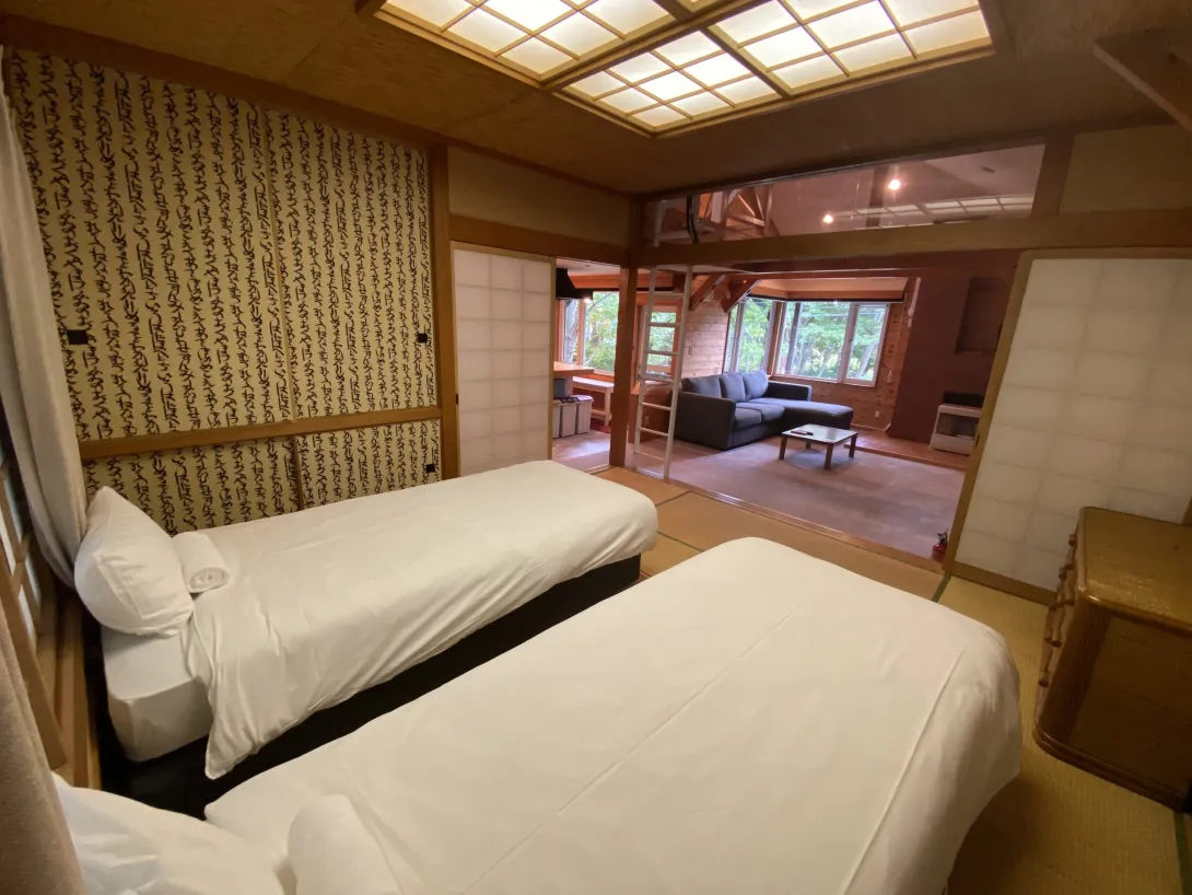 Annupuri Retro Lodge - Bedroom-Living